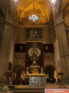 Through to the main altar in all its gaudiness.  © Photo by Florence Ricchiazzi Lince